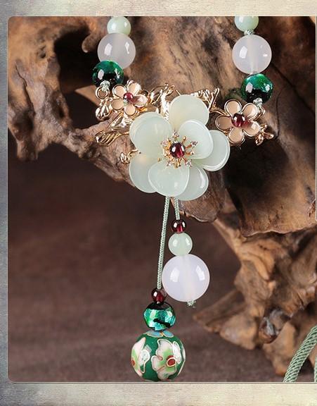 Estate early green glass flower outlet necklace